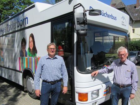 Der Vorsitzende des Fördervereins Friedhelm Hüwel und der Leiter der Kreisfahrbücherei Paderborn Heinz-Josef Struckmeier beim Besuch an der Haltestelle des Bücherbusses auf dem Burgvorplatz in Wewelsburg. Foto: Förderverein Bücherbus